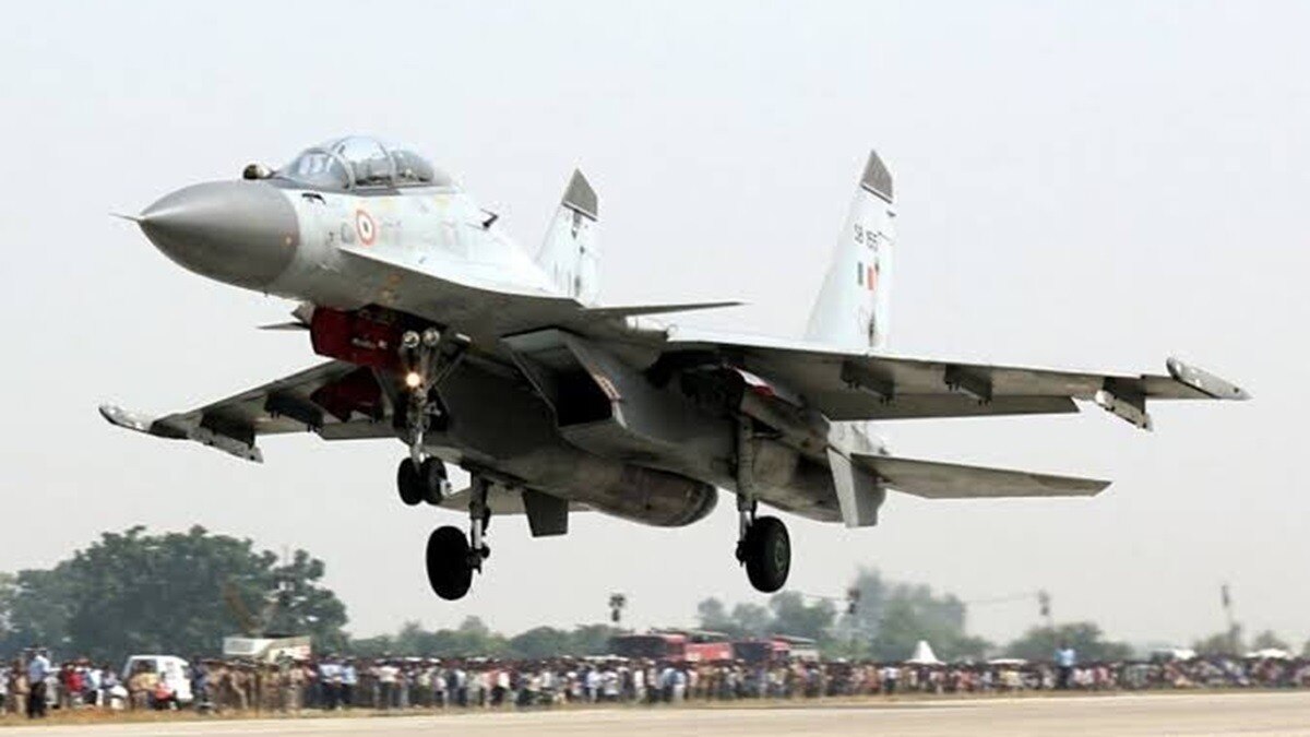 यूपी के शाहजहांपुर में गंगा एक्सप्रेसवे पर राफेल, सुखोई, मिराज-2000 जैसे अत्याधुनिक लड़ाकू विमानों ने लैंडिंग-टेकऑफ की रिहर्सल की.