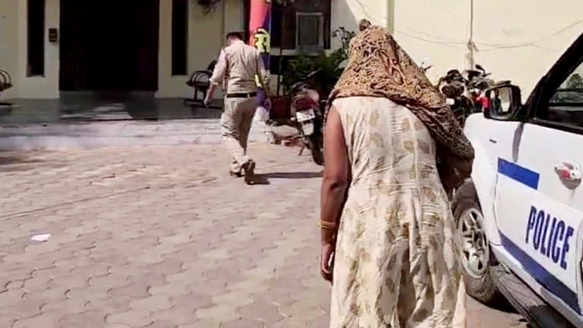  14 किमी पैदल चलकर थाने पहुंची पीड़िता.