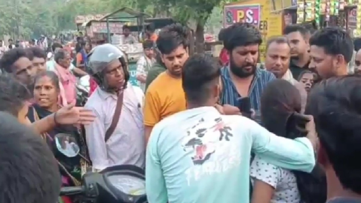 गर्लफ्रेंड के साथ खा रहा था चाउमीन, मां ने देखा तो कर दी बेटे की पिटाई