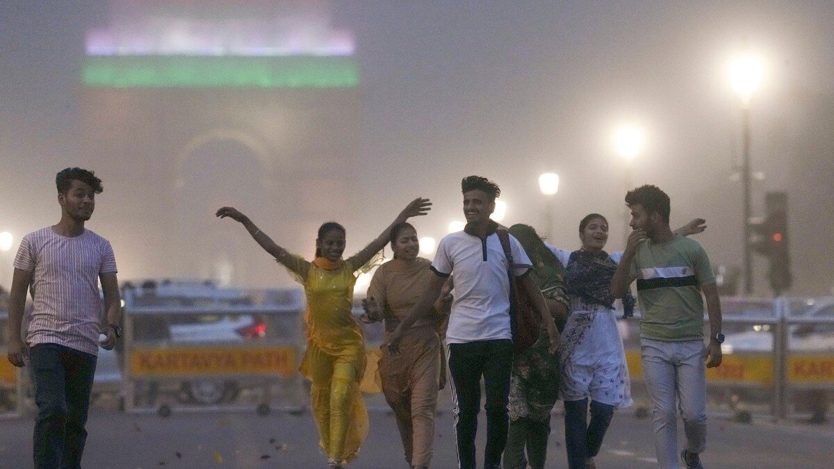 Delhi Weather Today: अगले कुछ घंटों में दिल्ली-NCR में बारिश का अलर्ट, तेज हवाएं भी चलेंगी