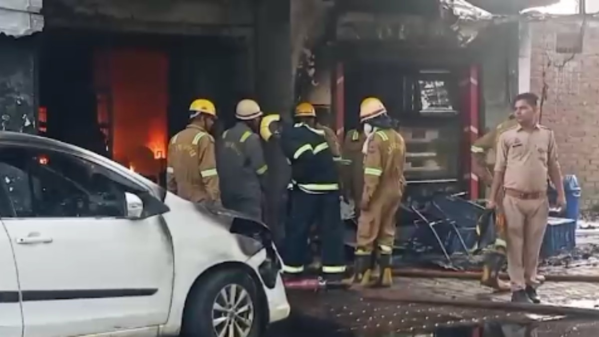 लखनऊ के बिस्किट फैक्ट्री में भीषण आग