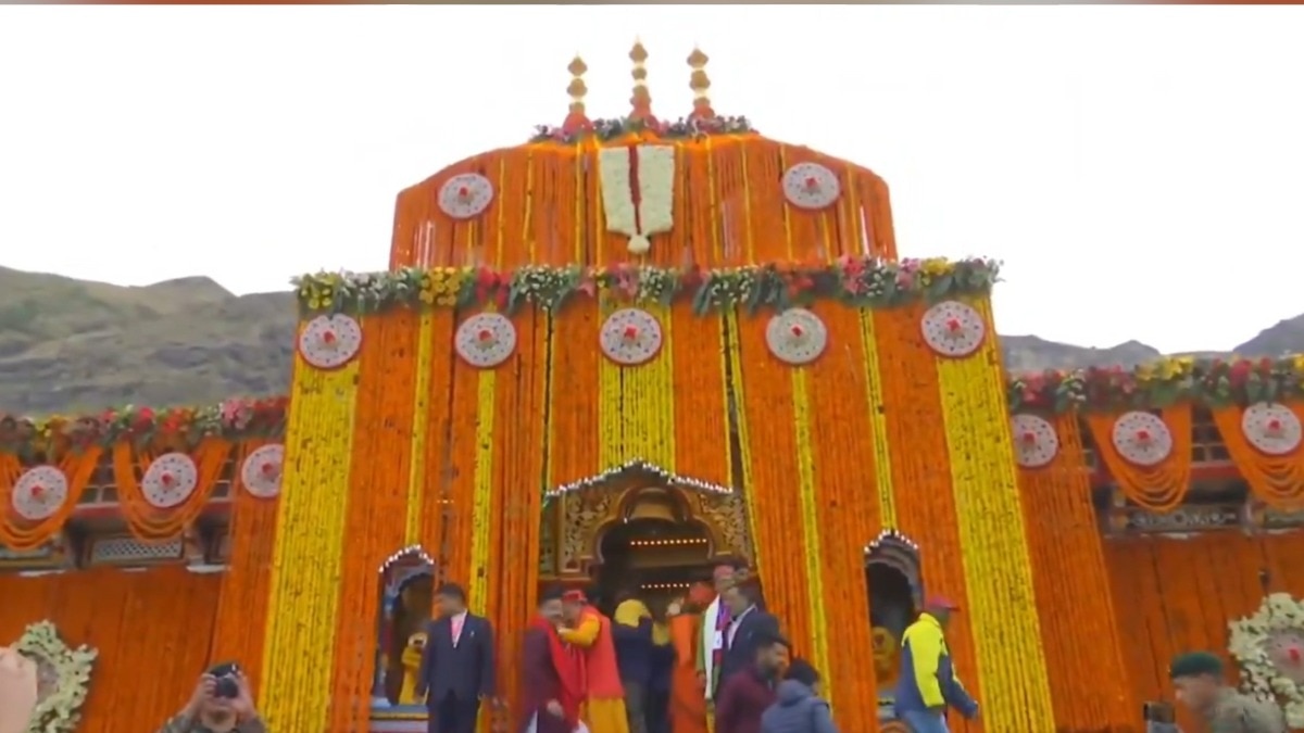 वैदिक मंत्रोच्चार की दिव्य ध्वनि के बीच खुले बद्रीनाथ धाम के कपाट, श्रद्धालुओं पर हेलीकॉप्टर से हुई पुष्पवर्षा
