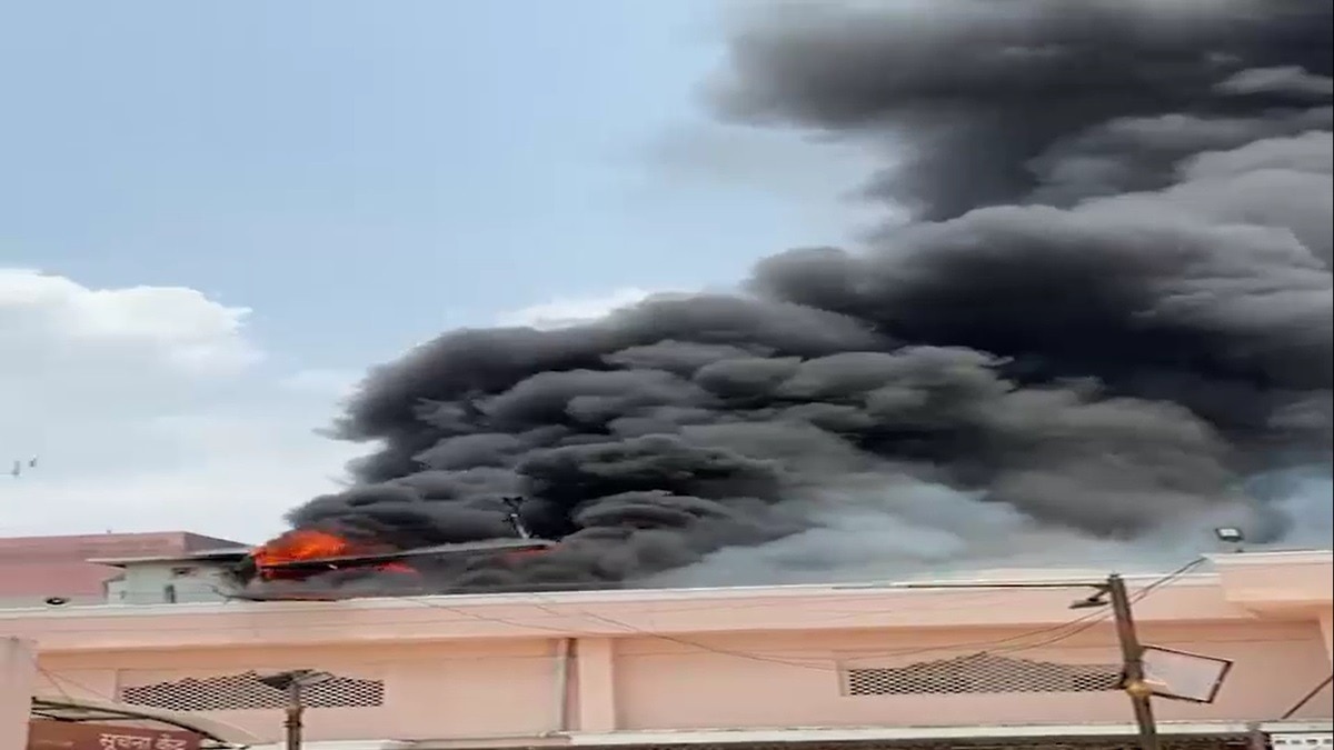 उज्जैन के ज्योर्तिलिंग महाकालेश्वर मंदिर परिसर में लगी भीषण आग