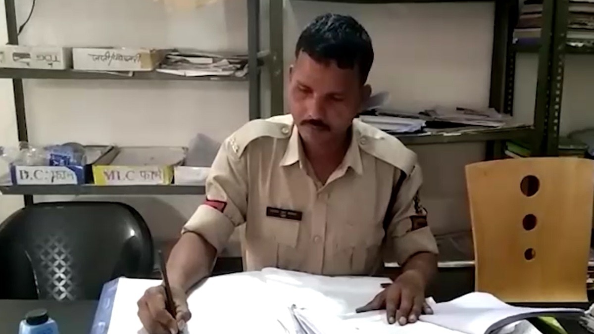 प्रोफेसर के खिलाफ FIR दर्ज. 