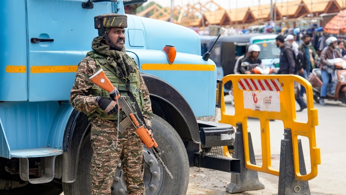 कश्मीर के बड़गाम में आतंकी साजिश का भंडाफोड़, दो लोगों को हथियारों के साथ गिरफ्तार (फोटो क्रेडिट - पीटीआई)