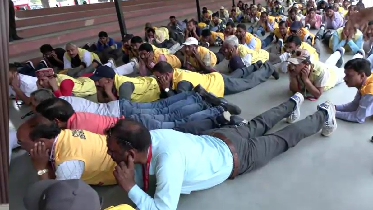 कोई जमीन पर लेटा, कोई कंधे पर सवार... लखनऊ में वॉर मॉकड्रिल का ऐसे हुआ अभ्यास, Video