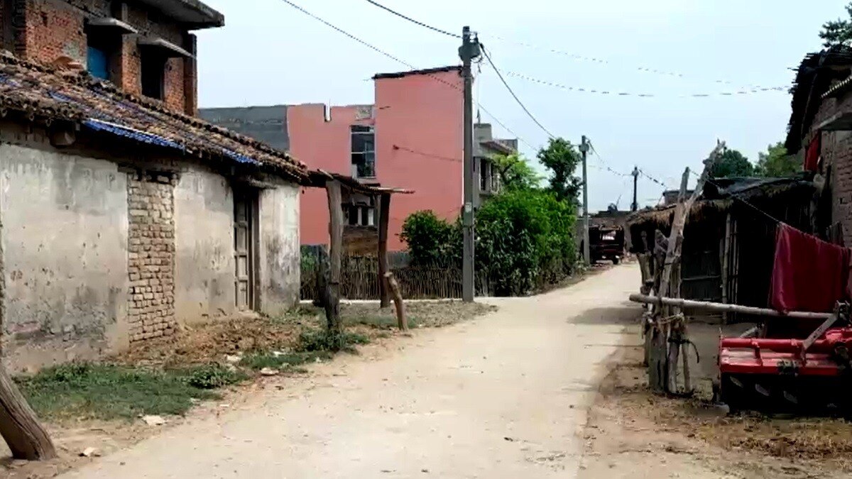 लोगों के जंगल चले जाने से वीरान पड़ा गांव. (फोटो:aajtak)