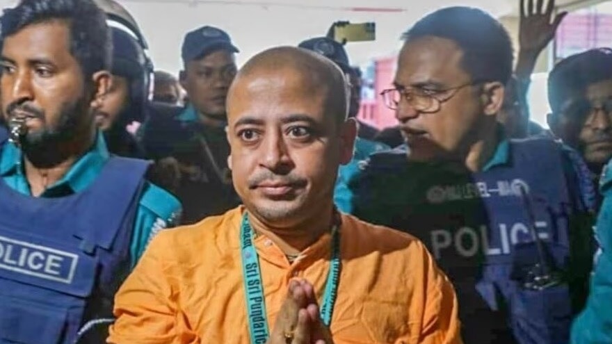बांग्लादेश: चिन्मय कृष्ण दास की मुसीबत नहीं हुई कम, चार और मामलों में गिरफ्तारी का आदेश