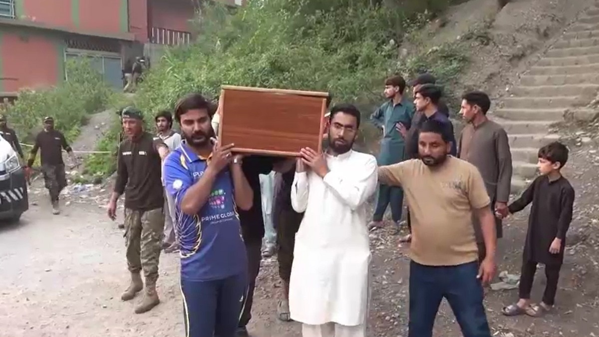 ऑपरेशन सिंदूर के बाद PoK में बर्बादी के निशान, मस्जिद के मलबे से शवों को ले जाते हुए दिखे लोग