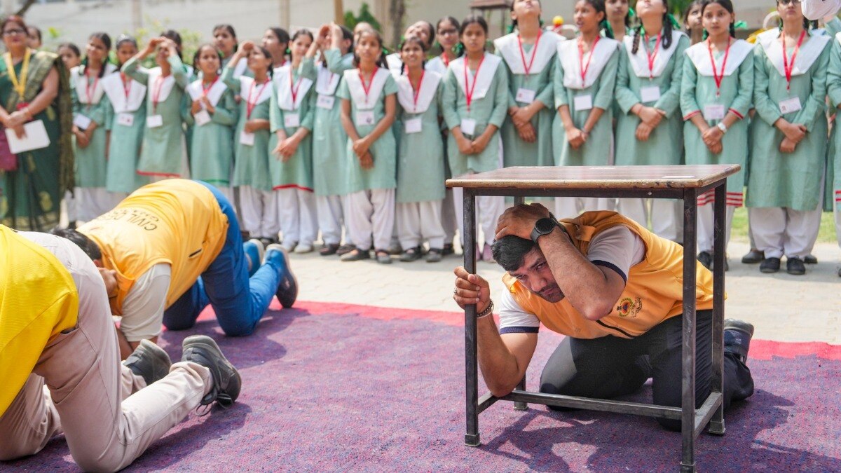 बज गए सायरन... दिल्ली-मुंबई समेत कई शहरों में हुई युद्ध के हालात से निपटने की मॉक ड्रिल