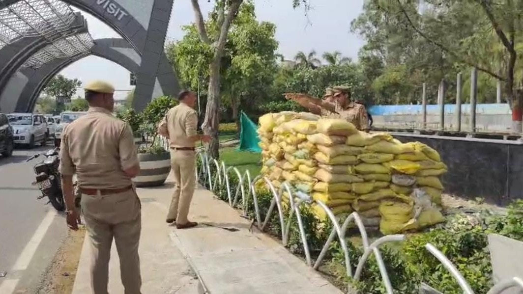 दिल्ली-नोएडा बॉर्डर पर मोर्चाबंदी.