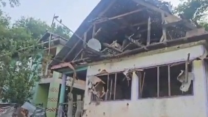 जम्मू-कश्मीर इलाके में पाकिस्तानी हमले से क्षतिग्रस्त मकान (तस्वीर: ANI)