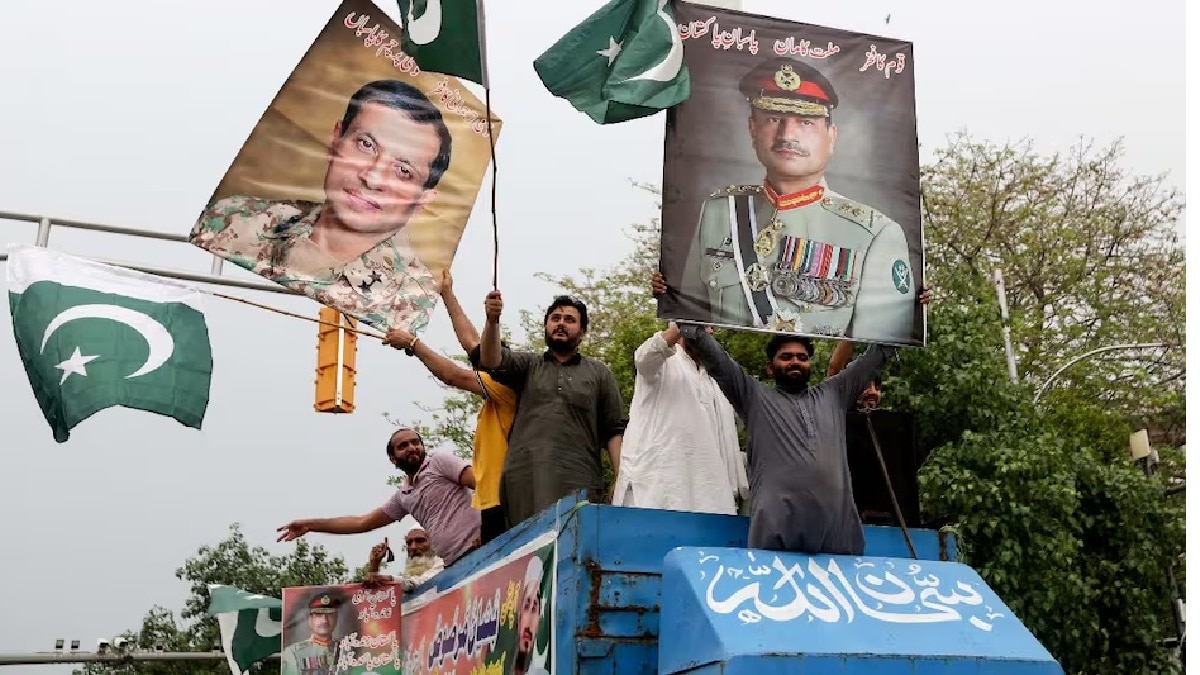 पाकिस्तान में सीजफायर के बाद जश्न मनाते लोग