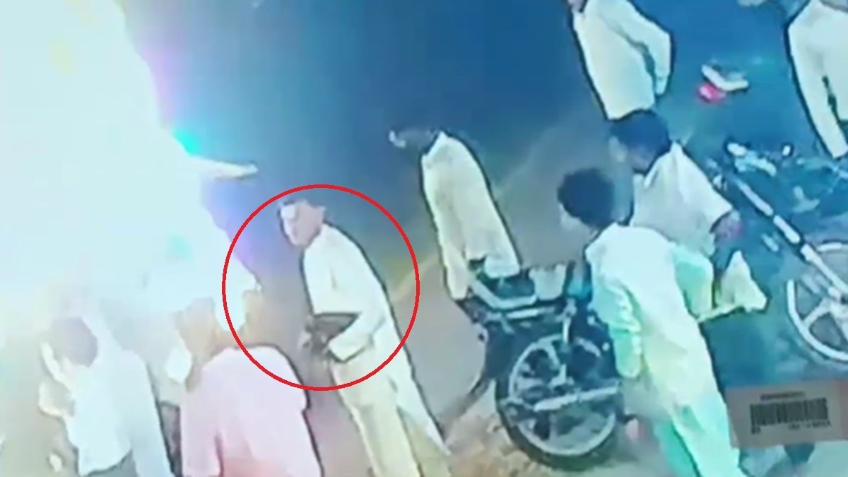 शादी घर के गेट पर दूल्हे के भाई से हुई छिनैती, पैसों से भरा बैग लेकर भागा उचक्का, VIDEO