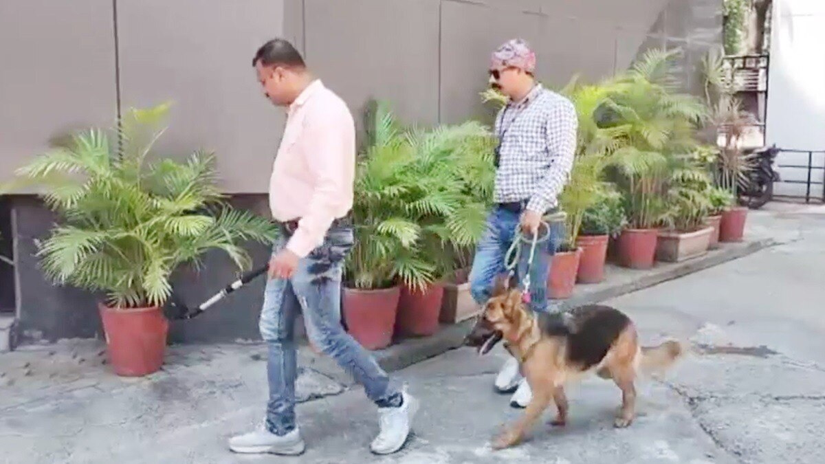 स्टेडियम कैंपस में सर्चिंग करती हुई BDDS टीम.