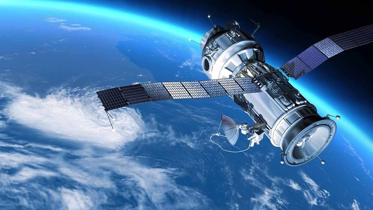 ऑपरेशन सिंदूर का असर... ISRO चार साल के बजाय एक साल में 52 जासूसी सैटलाइट बनवाएगा