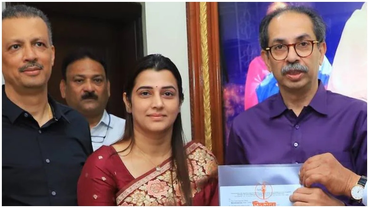 शिवसेना (यूबीटी) के दिवंगत नेता अभिषेक घोसालकर की पत्नी तेजस्वी ने पार्टी से दिया इस्तीफा. (Photo: X/@ShivsenaUBT)