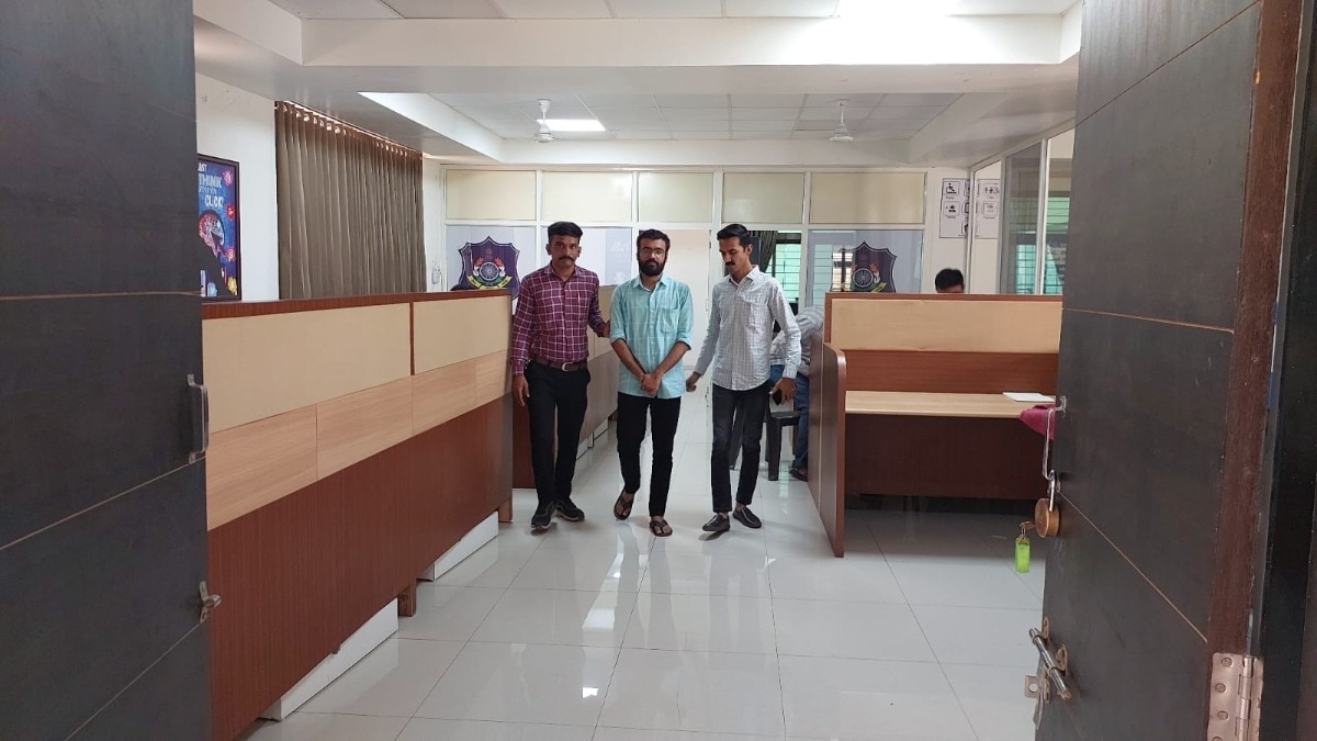 सरकारी कर्मचारी गिरफ्तार