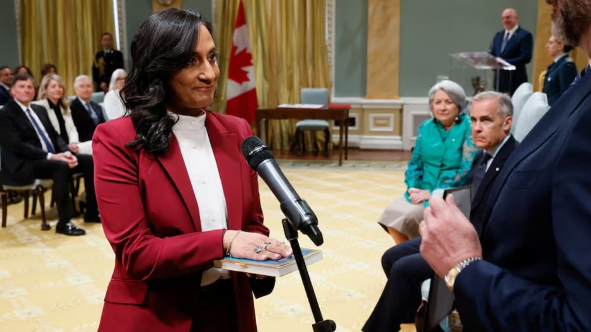 गीता पर हाथ रखकर ली शपथ, बेहतर दुनिया बनाने का किया वादा... जानें कौन हैं कनाडा की नई विदेश मंत्री अनीता आनंद - Anita Anand New Canada Foreign Minister oath on Geeta