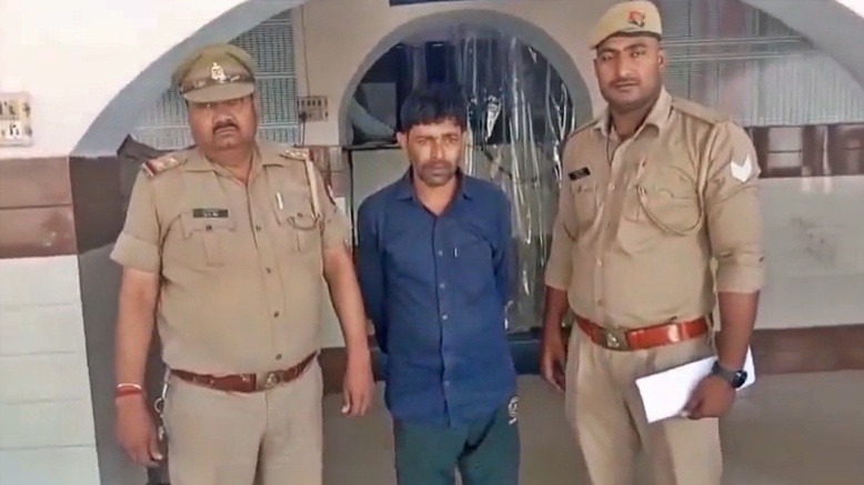 मुजफ्फरनगर: पाकिस्तान के समर्थन में पोस्ट, VHP-बजरंग दल ने काटा बवाल, आरोपी कुर्बान गिरफ्तार 