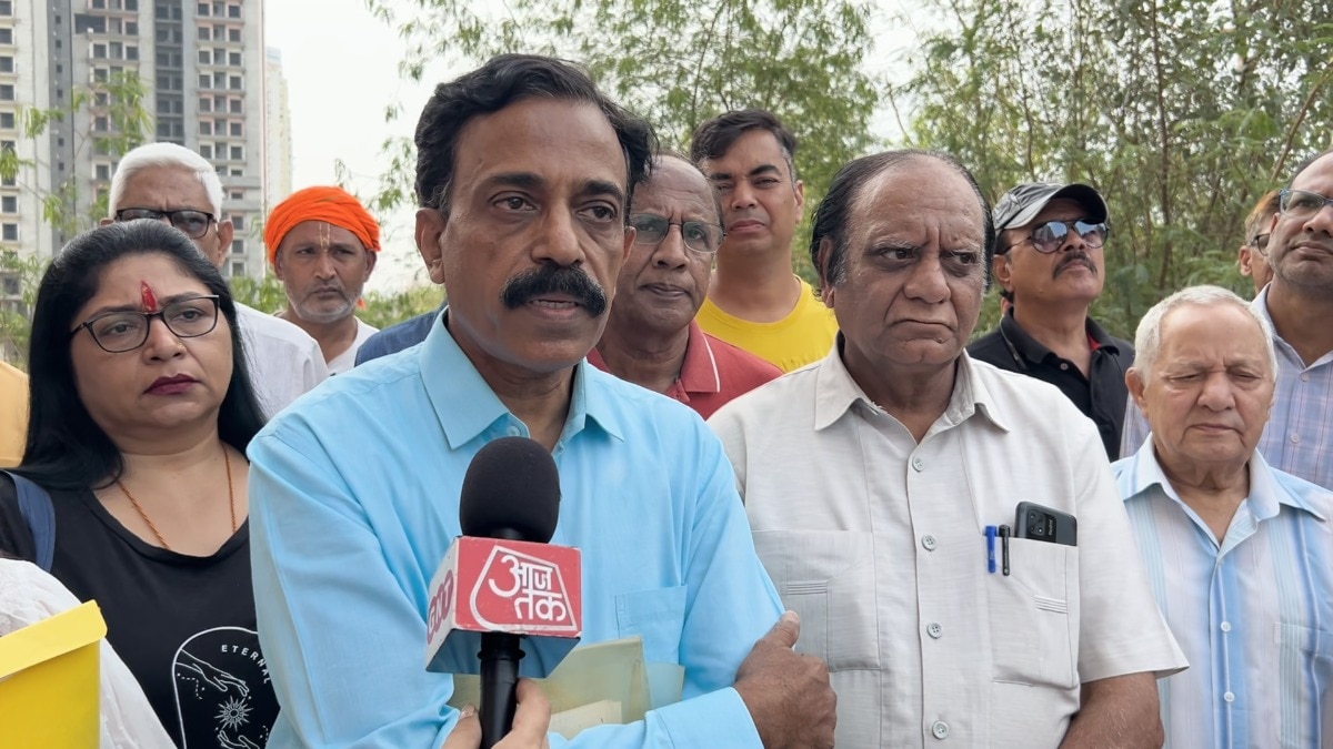  Earth Towne में घर लेकर फंसे लोग