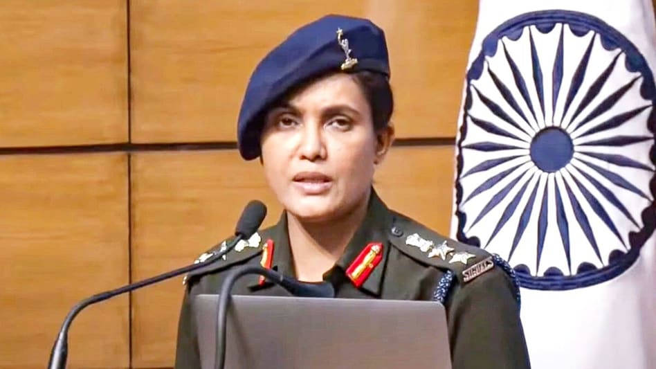 Colonel Sophia Qureshi पर टिप्पणी को लेकर फूटा पूर्व सैनिकों का गुस्सा, कलेक्ट्रेट का घेराव कर की नारेबाजी - COL Sofiya Qureshi controversy sultanpur veterans protest against vijay ...