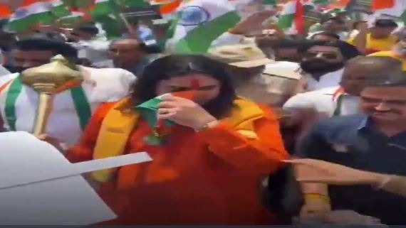 VIDEO: तिरंगे से बालमुकुंद आचार्य ने पोछा पसीना! भड़की कांग्रेस, कार्रवाई की मांग