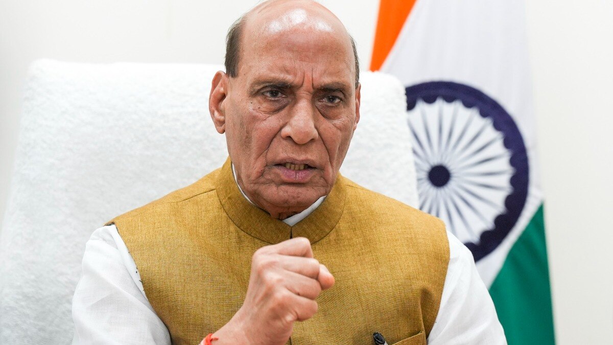 'कागज का है लिबास, चिरागों का शहर, चलना संभल-संभल के...', परमाणु खतरा, पाकिस्तान को मैसेज और राजनाथ की शायरी