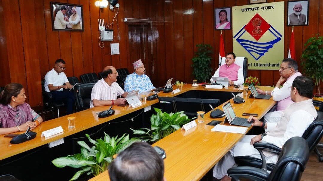 मंत्रिपरिषद की बैठक में CM पुष्कर सिंह धामी.