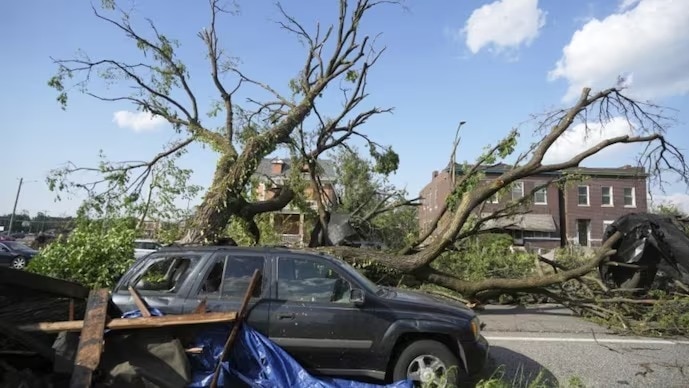 कई घर तबाह, इमारतों की उड़ी छत... अमेरिका में बवंडर से भारी तबाही, 21 लोगों की मौत