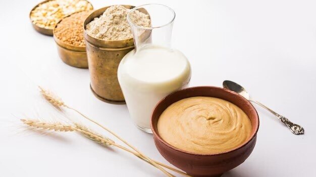 सत्तू छाछ हाइड्रेशन, पोषण और गट के गुड बैक्टीरिया का एक परफेक्ट कॉम्बिनेशन है.