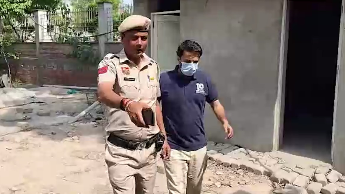 पुलिस ने प्रोफेसर अली खान को किया गिरफ्तार. 