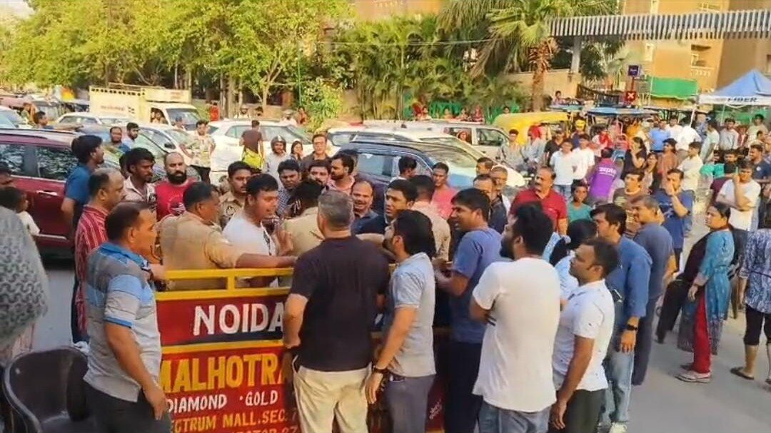  विरोध प्रदर्शन करते लोग.