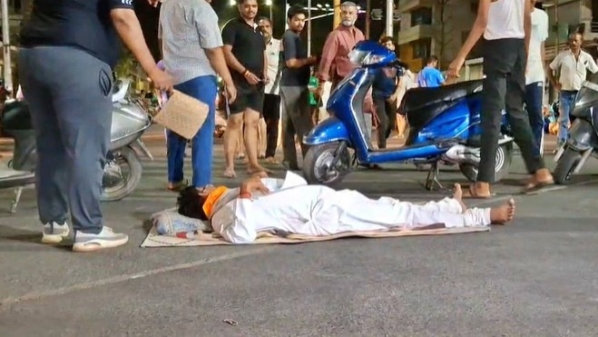 बिजली कटौती के खिलाफ प्रोटेस्ट करते लोग 