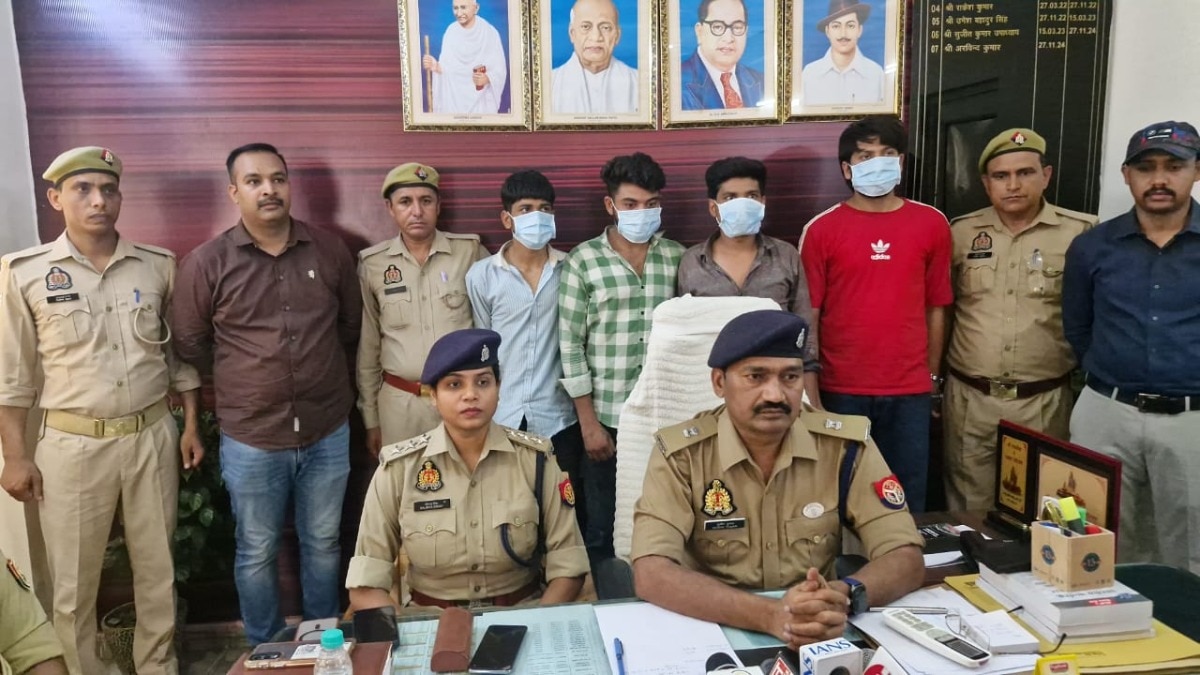 पुलिस की गिरफ्त में आरोपी.