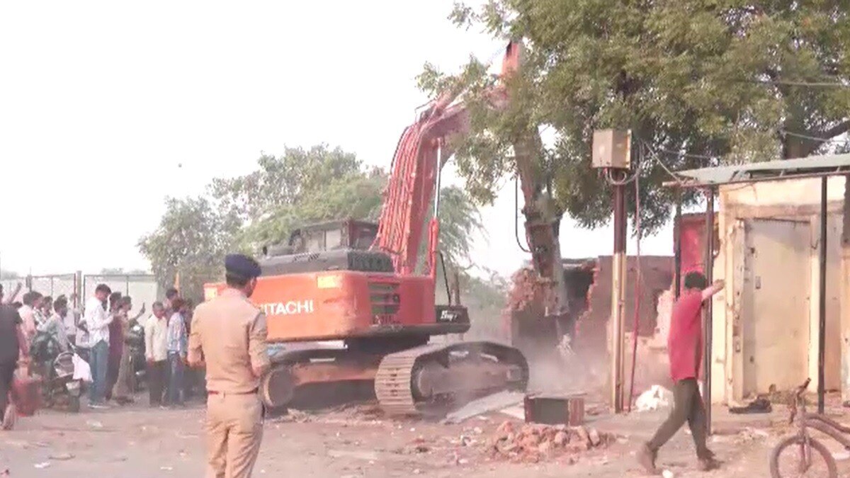 अहमदाबाद: बांग्लादेशियों का अड्डा बन चुके चंडोला तालाब में फिर शुरू हुई डिमोलिशन प्रक्रिया, 8 हजार से ज्यादा अवैध निर्माण होंगे ध्वस्त