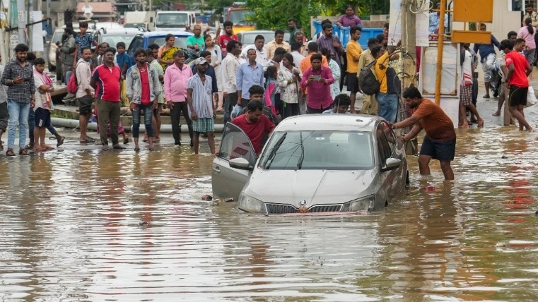 बेंगलुरु में बारिश के बाद पानी में फंसी कार