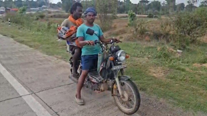 बाइक पर शव ले जाते परिजन.