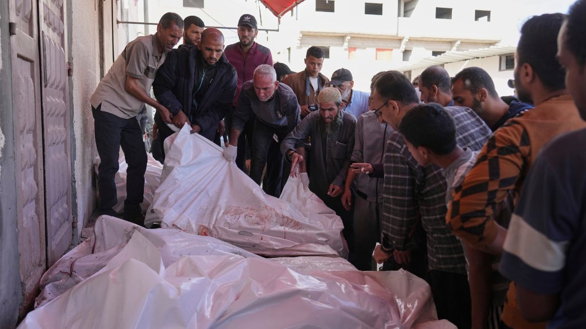 इजरायल के हमले से तबाह हुआ गाजा, मृतकों के अनुपात में दिखी भारी असमानता (फोटो क्रेडिट - AP)