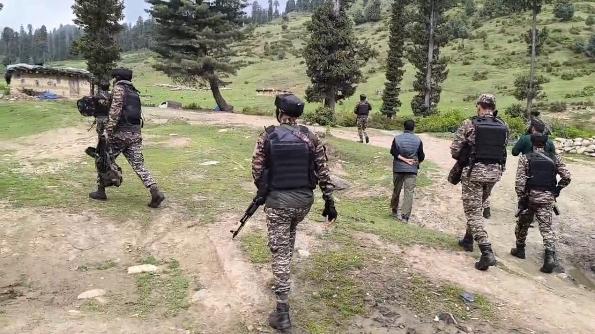 सुरक्षाकर्मी लगातार आतंकियों की तलाश में कॉम्बिंग कर रही है (फाइल फोटो)