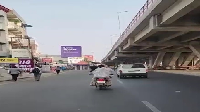 लखनऊ में स्कूटी चलाते समय पीछे बैठी महिला साथी ने युवक को चप्पलों से पीटा