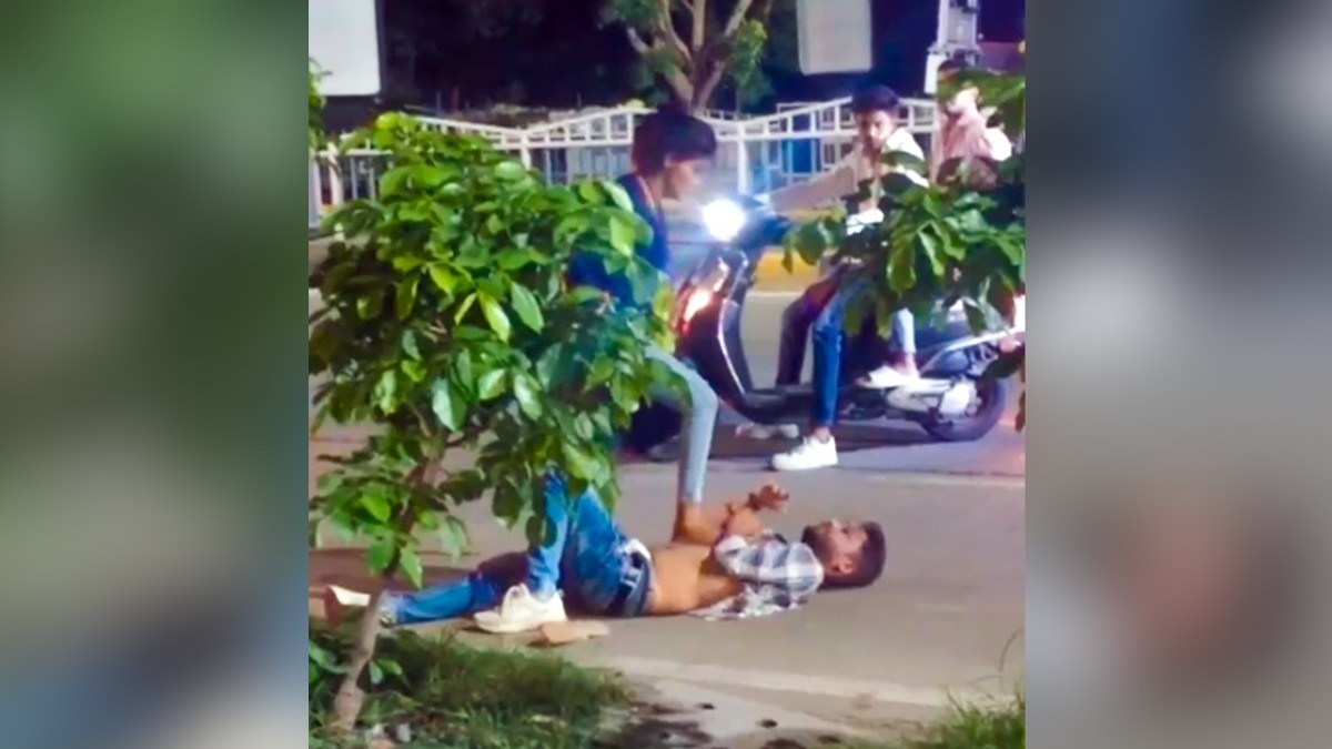 :Girlfriend beats her boyfriend in the middle of the street