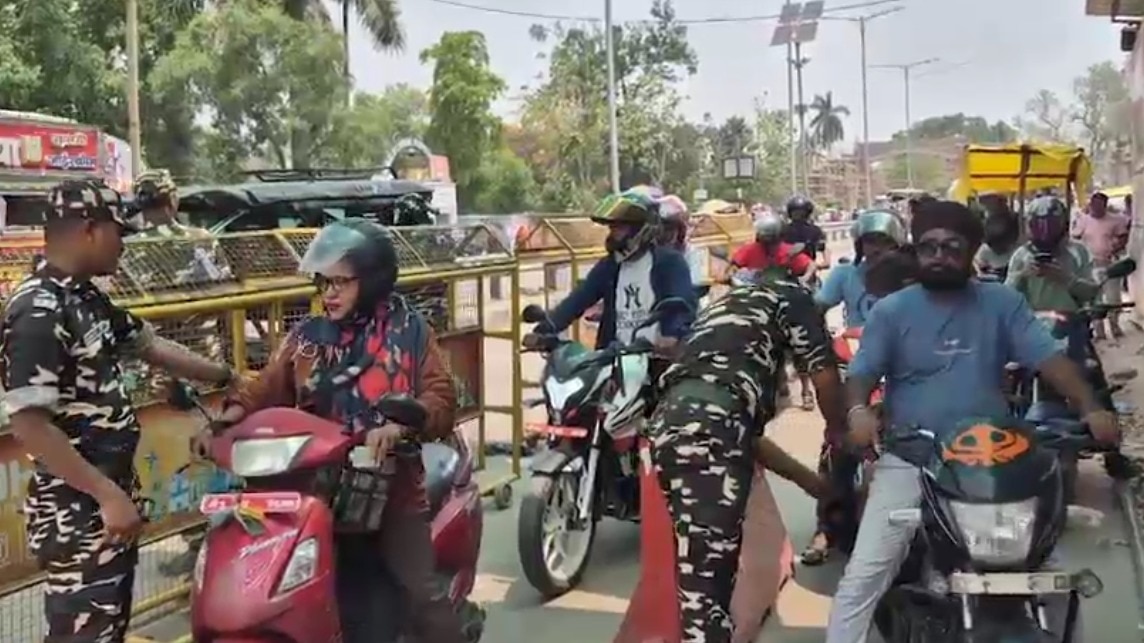 वाहनों की जांच करते भारतीय सुरक्षाबल के जवान. 