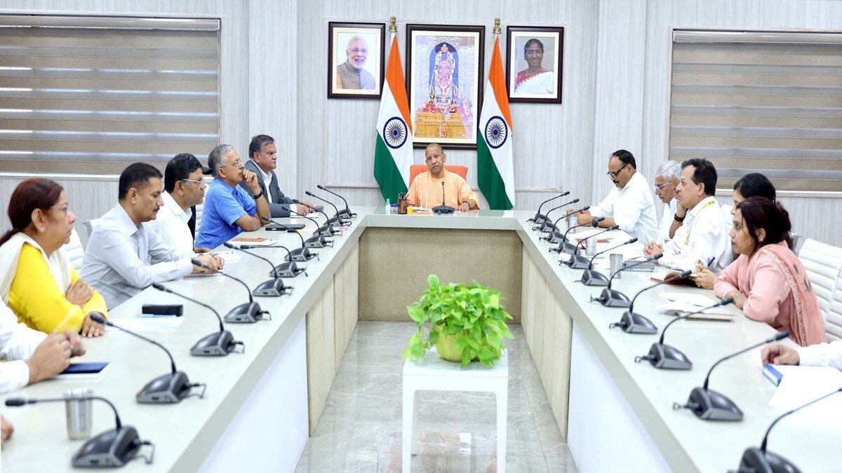 मुख्यमंत्री योगी आदित्यनाथ ने बैठक कर यूपी में कोविड संक्रमण की  स्थिति की समीक्षा की