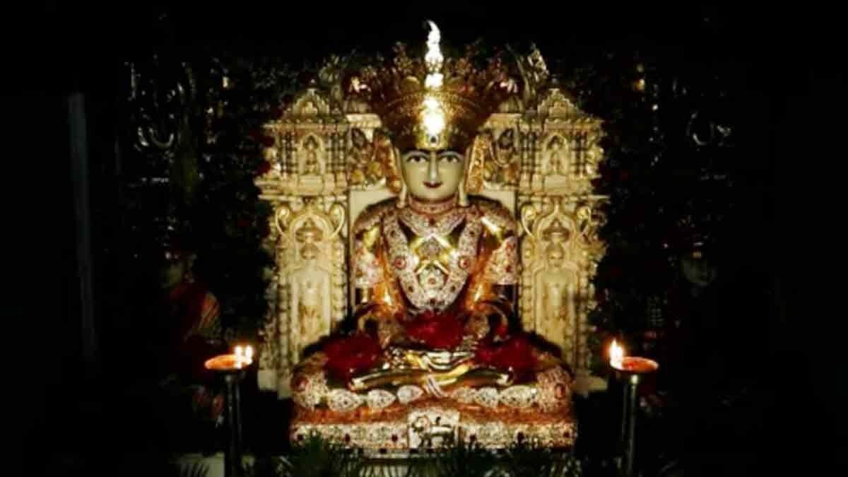  महावीर स्वामी के ललाट पर हुआ सूर्य तिलक