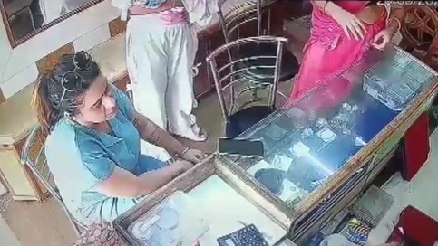 महिला CCTV में कैद.