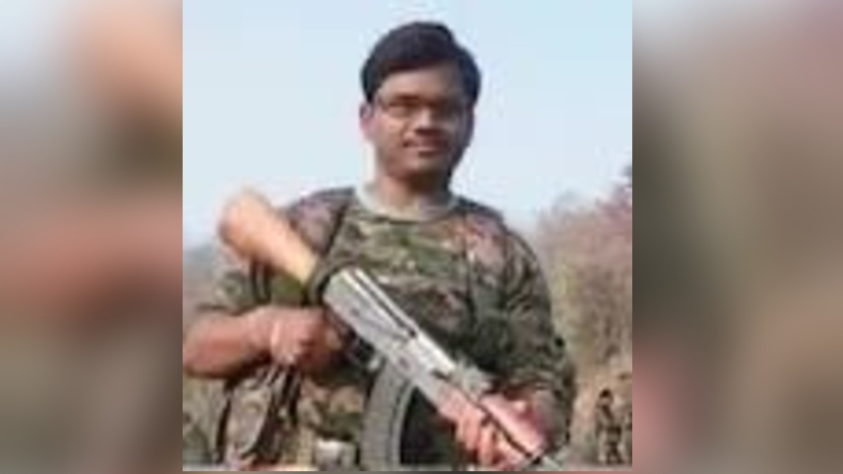 झारखंड में सुरक्षाबलों ने दो नक्सलियों को मार गिराया.