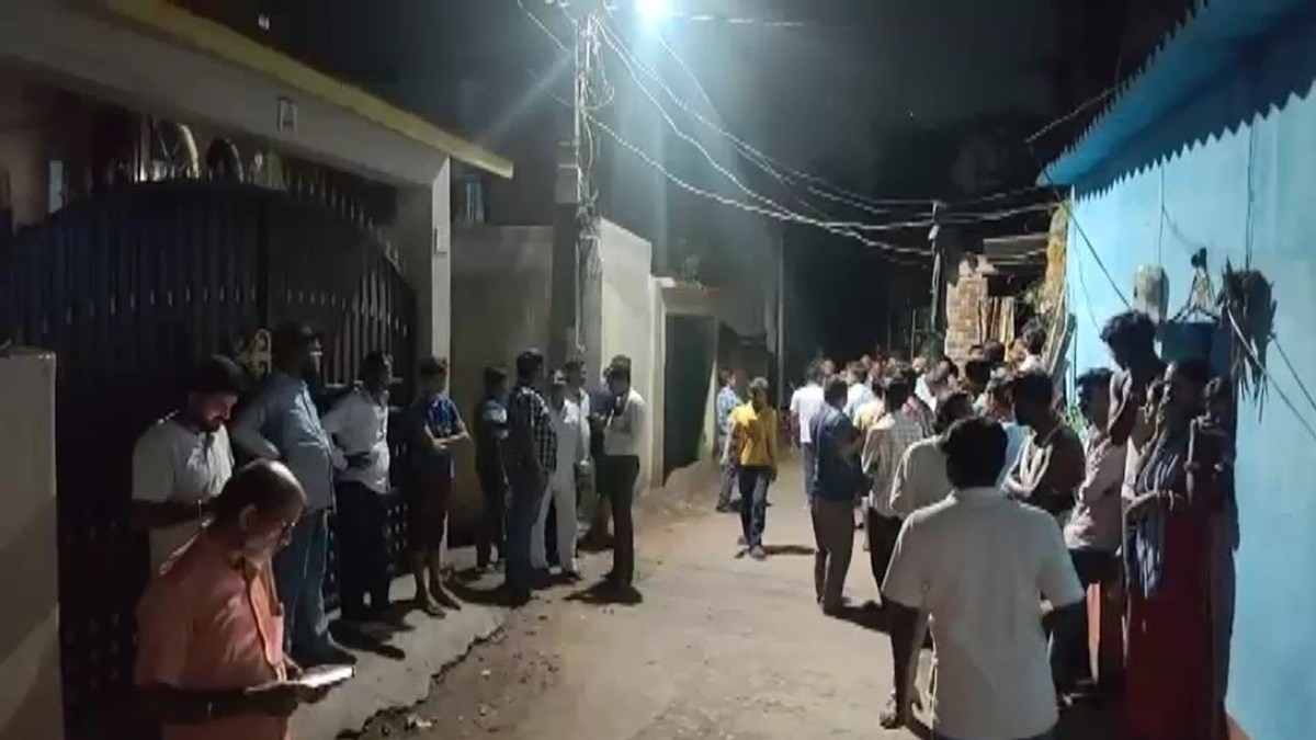 कैंसर पीड़ित टाटा स्टील के अफसर ने पत्नी और 2 नाबालिग बेटियों के साथ लगाई फांसी