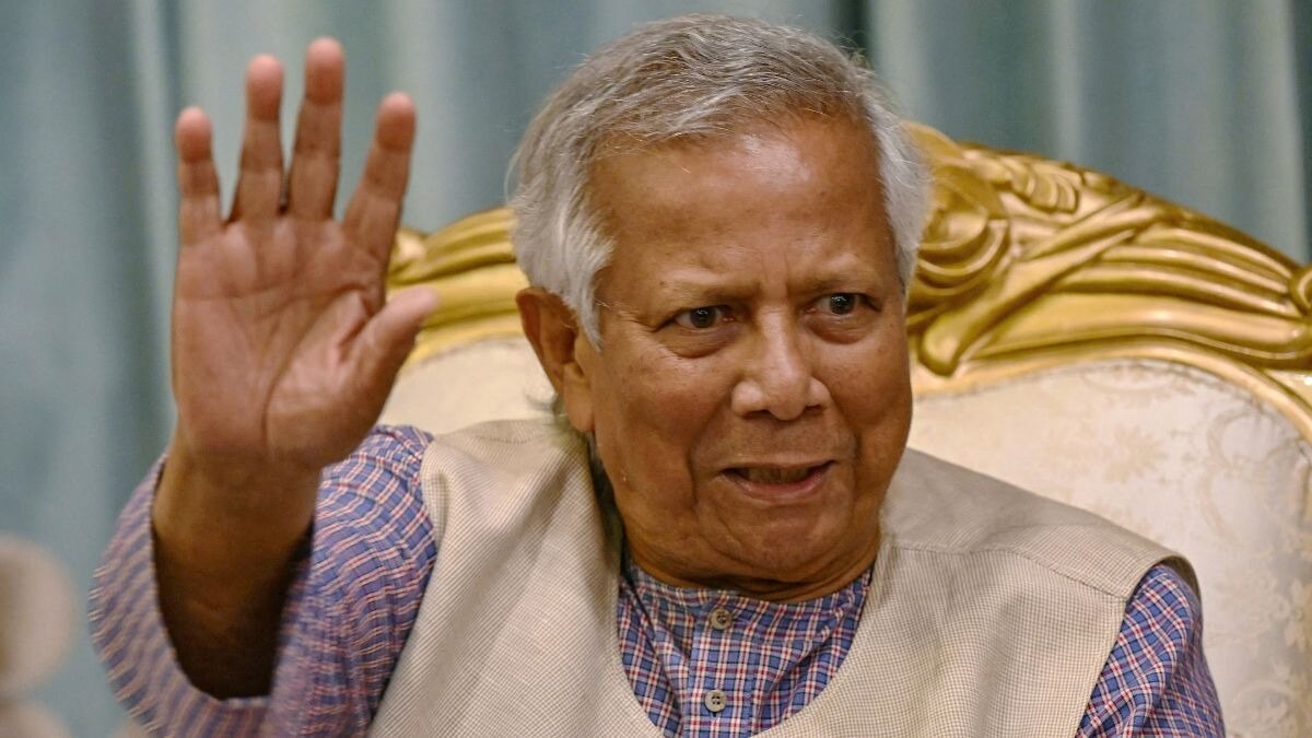 यूनुस की अगुवाई में अंतरिम सरकार की आपात बैठक (फोटो क्रेडिट - AP)