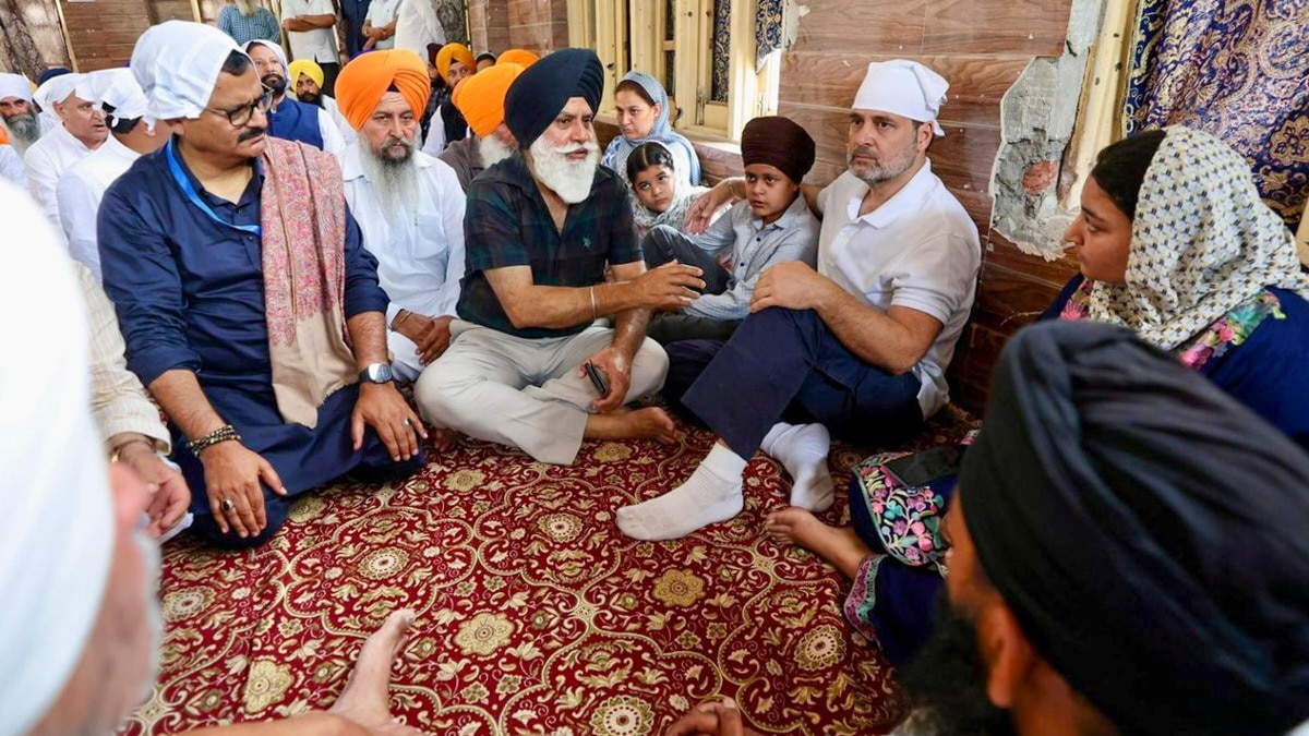 जम्मू कश्मीर: पुंछ में PAK गोलाबारी के पीड़ितों से मिले राहुल गांधी, कहा –'राष्ट्रीय स्तर पर उठाऊंगा आवाज'